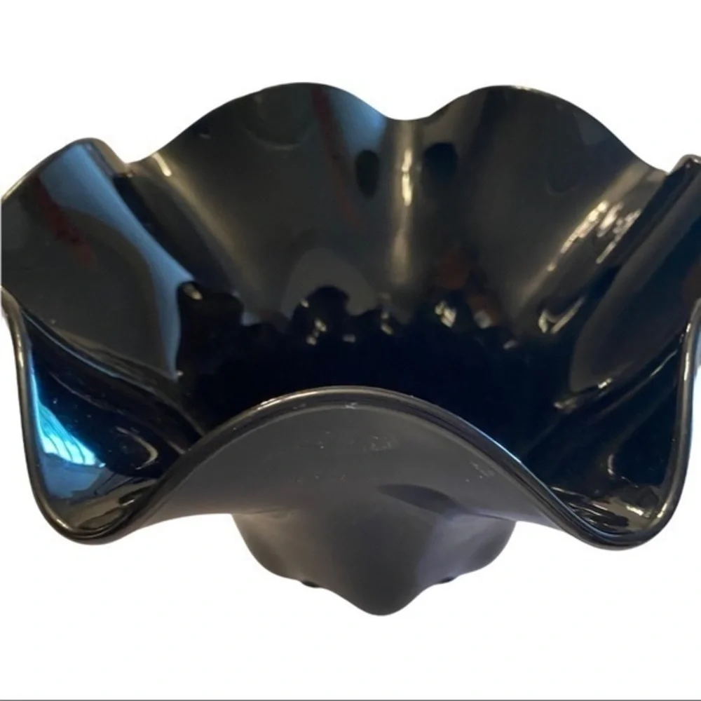 BLACK SCULPTURAL BOWL WITH DISTINCT PERSONALITY.